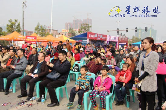 精彩的节目吸引了众多市民围观 精彩的节目吸引了众多市民围观