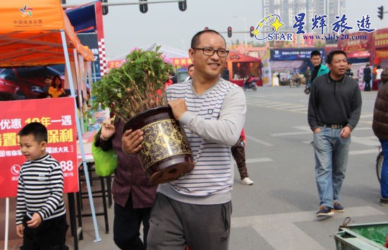 市民高兴地捧回盆栽 市民高兴地捧回盆栽
