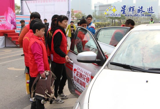 爱心花车搭乘康智学员巡游花市 爱心花车搭乘康智学员巡游花市