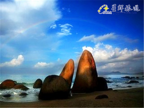早餐后,乘船登上中国的马尔代夫--国家4A级景区【蜈支洲岛】(含往返船费,含上下岛不少于150分钟)《为给您留有更充裕的时间享受岛屿风光,岛上中餐不含,建议自备食品上岛,或自行于岛上用简餐》,岛上的海盗吧旁的淡水泳池是《私人定制》的主要取景地,这里一弯碧池掩映于蓝天、椰林之间,池边形似于鸟巢的白色建筑构筑于海天之间,在三角梅、蓝天、碧池、椰影婆娑的映衬之下,显得格外的清幽与恬淡,在这里不妨晒晒太阳,吹吹海风,找找感觉!游览国家4A级景区【南湾猴岛】(含跨海索道,时间不少于100分钟),这里有亚洲最