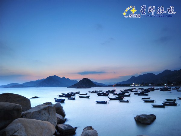 【交 通】: (1)合同一经签订且付全款,团队机票、列车票、船票即为出票,不得更改、签转、退票。 (2)飞行时间、车程时间、船程时间以当日实际所用时间为准。 (3)本产品如因淡季或收客人数较少,有可能与相近方向的发班线路拼车出游,届时请游客见谅。 【住 宿】: 按2人入住1间房核算,如出现单男单女,尽量安排该客人与其他同性别团友拼房;如不愿拼房或未能拼房,请补齐单房差以享用单人房间。 【团队用餐】: 十人一桌,八菜一汤,人数不足十人时,在每人用餐标准不变的前提下调整餐食的分量。 【游 览】: (1)