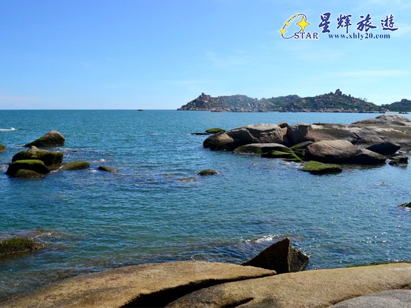 【交 通】: (1)合同一经签订且付全款,团队机票、列车票、船票即为出票,不得更改、签转、退票。 (2)飞行时间、车程时间、船程时间以当日实际所用时间为准。 (3)本产品如因淡季或收客人数较少,有可能与相近方向的发班线路拼车出游,届时请游客见谅。 【住 宿】: 按2人入住1间房核算,如出现单男单女,尽量安排该客人与其他同性别团友拼房;如不愿拼房或未能拼房,请补齐单房差以享用单人房间。 【团队用餐】: 十人一桌,八菜一汤,人数不足十人时,在每人用餐标准不变的前提下调整餐食的分量。 【游 览】: (1)