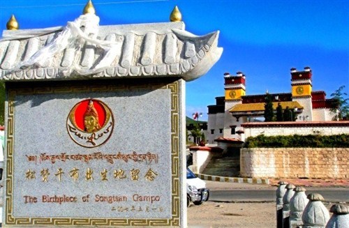松赞干布出生地纪念碑2