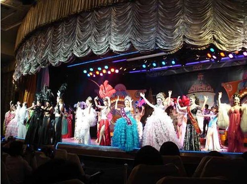 金东妮人妖歌舞表演