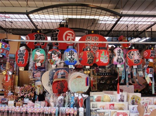 仲见世商店街