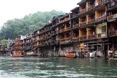 天空之城【梵净山】、边城【茶峒】 凤凰古城、朱砂古镇、寨沙古镇、三江侗族风雨桥品质纯玩双动四天 （广州南站起止）