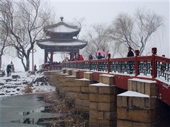 【E2线•惠游京城】 双飞5天品质游，0购物0必消 升旗丨故宫深度游丨纪念堂丨八达岭长城丨首都博物馆丨冰雕艺术馆丨 颐和园丨北京滑雪场丨品香茗看京剧，长城脚下观大戏