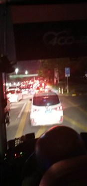 遇到堵塞路段，大巴司机驾驶平稳
